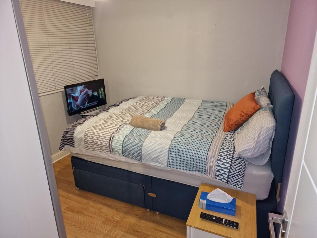 Nightrest Homes Hemel Hempstead Smart Tv In Each Room - Parking Zewnętrze zdjęcie