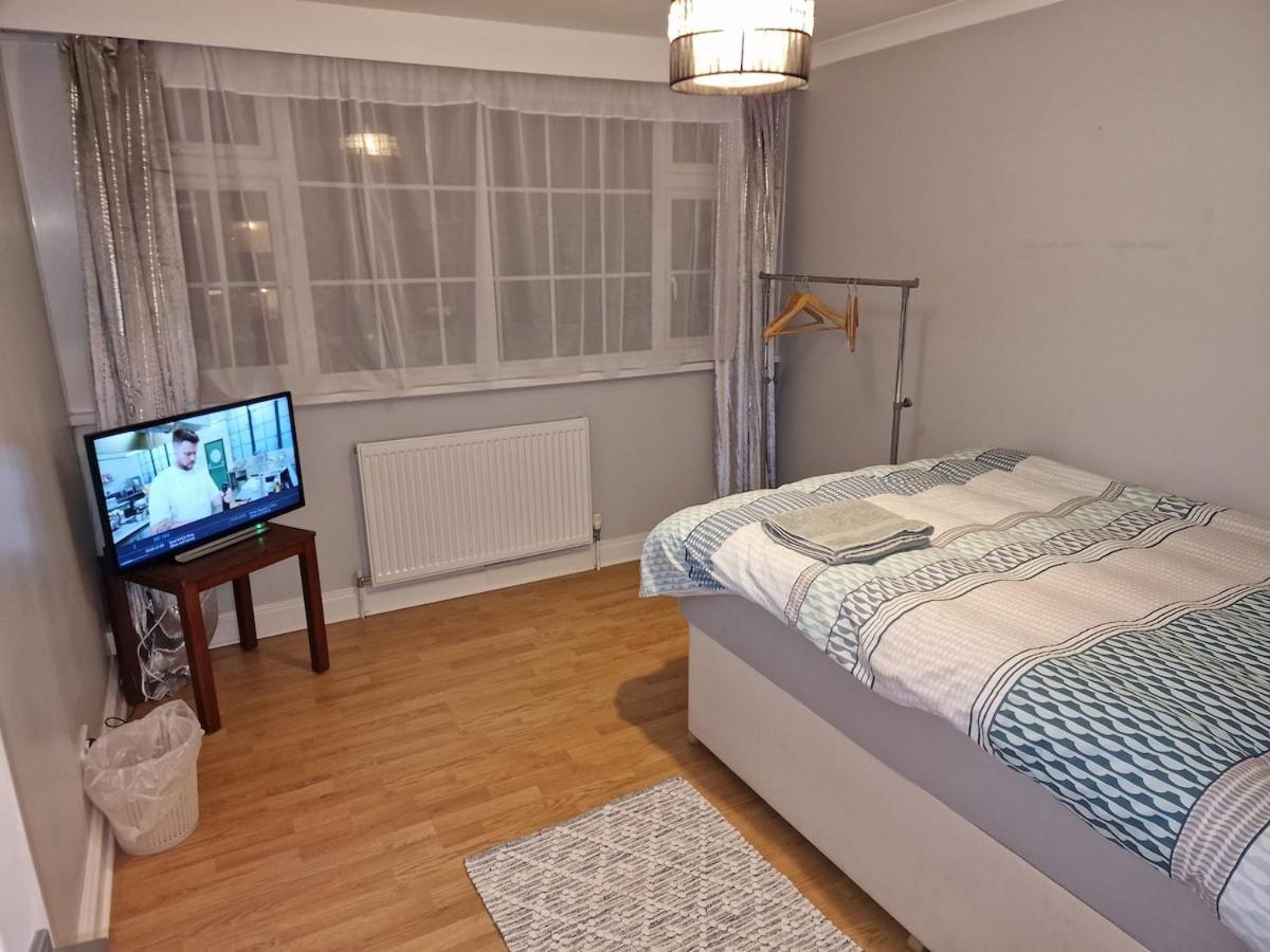 Nightrest Homes Hemel Hempstead Smart Tv In Each Room - Parking Zewnętrze zdjęcie